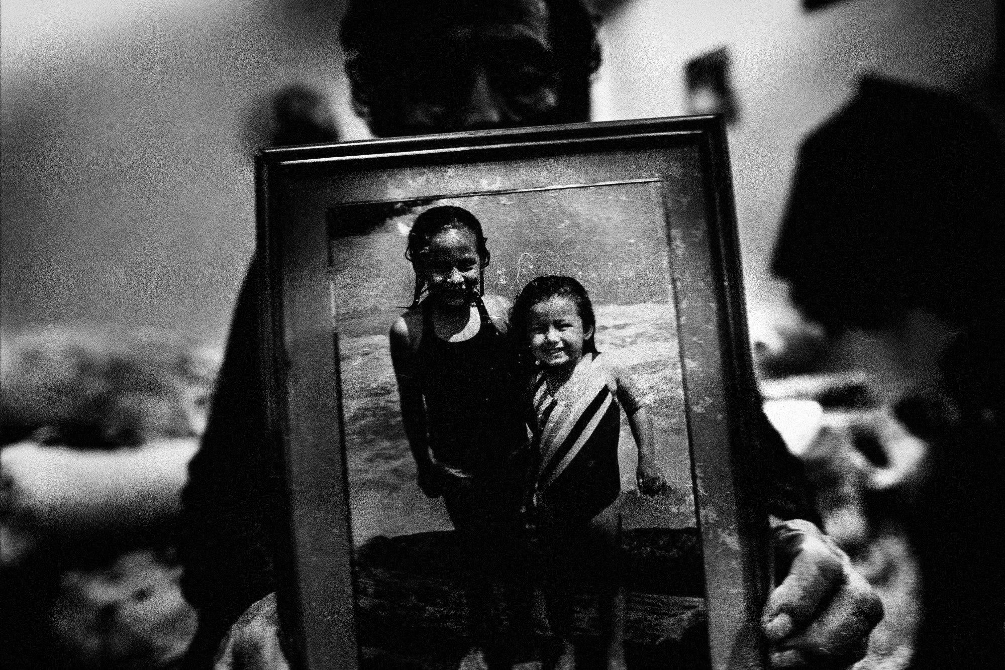 Blanca Díaz sostiene el retrato de su hija Zuka