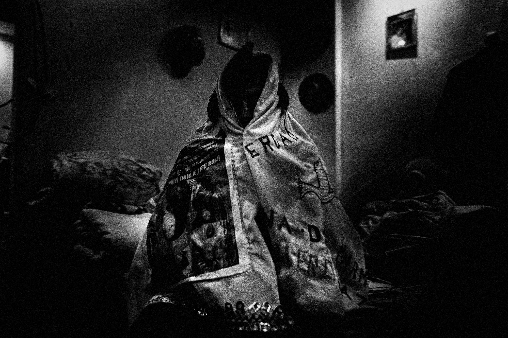 Blanca cubierta con la manta, en la cama