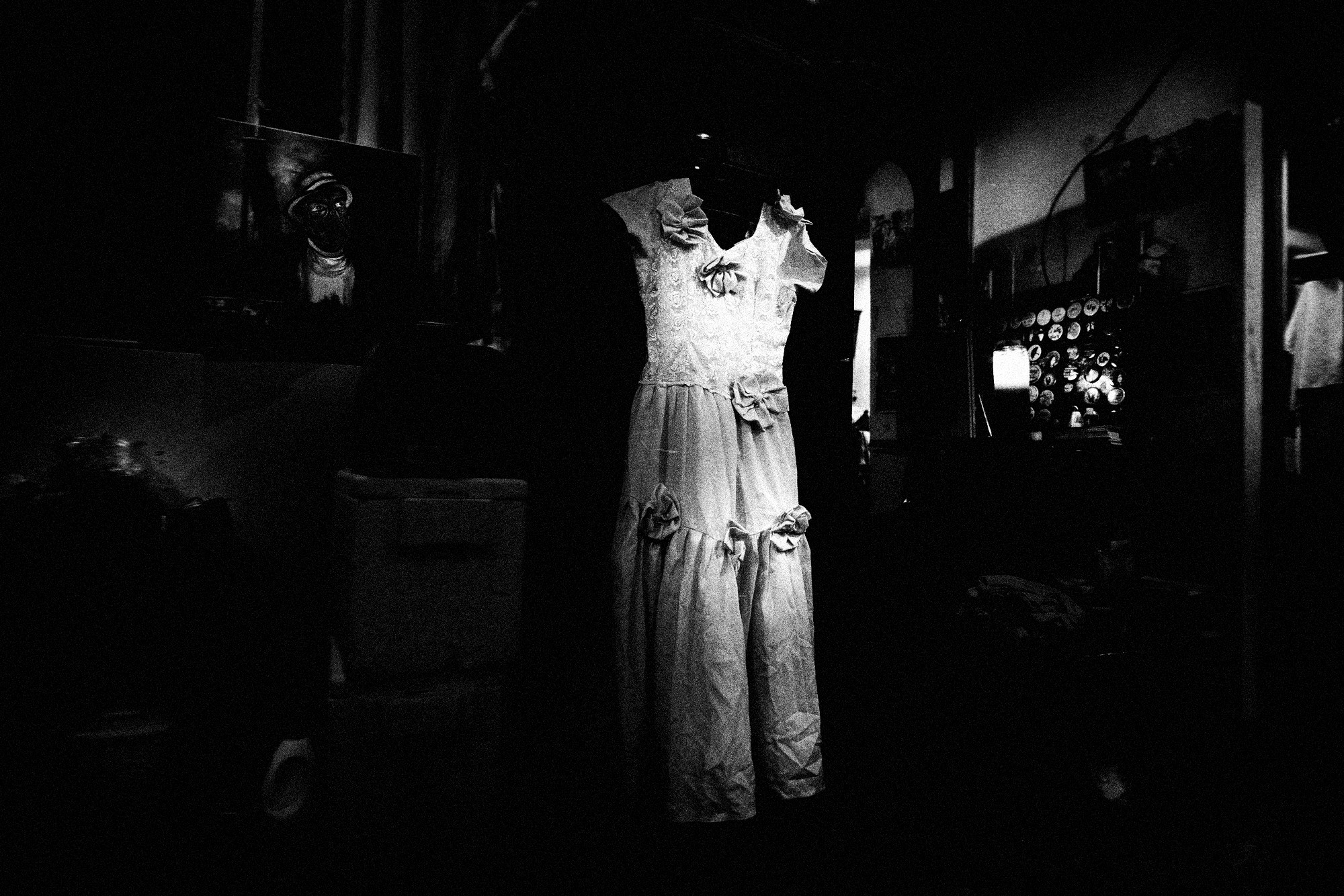 El vestido de quince años de Zuka, colgado, nunca usado